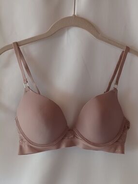 Tahari T-Shirt Bra Pink Underwire Full Coverage Molded Cups Laser Cut Size 34B